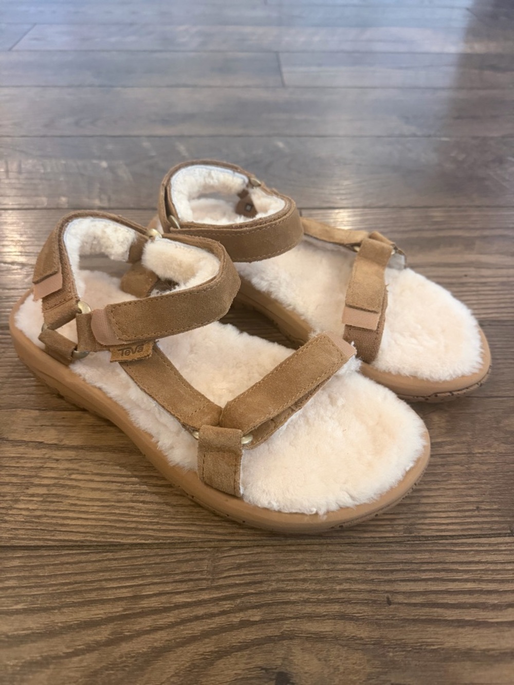 Teva Hurricane Shearling Sandals in Pecan Suede Womens Size 8